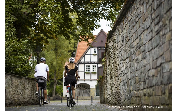 Zwei Radfahrer in der Altstadt von Soest