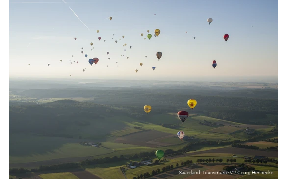 Mehrere Heißluftballons fliegen über das Sauerland