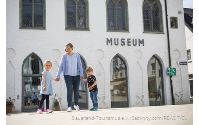 Familie steht vor dem Südsauerlandmuseum