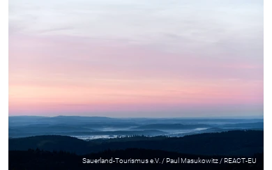 Sonnenaufgang am Krutenberg im Sommer.