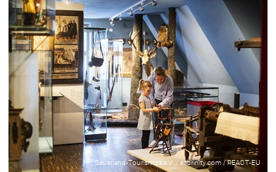 A mother explores the Südsauerlandmuseum in Attendorn with her children.