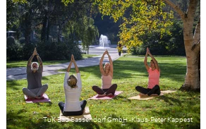 Eine Yogagruppe im Kurpark in Bad Sassendorf