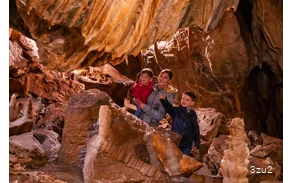 Besucher in der Attahöhle