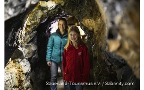 Zwei Mädchen in einer Höhle