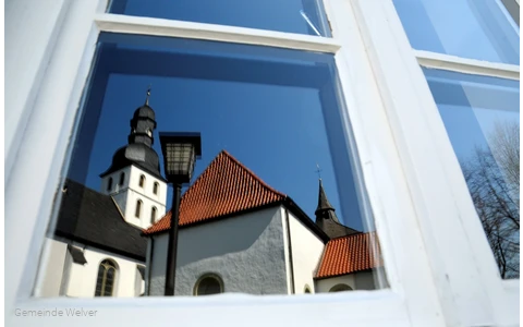 Spiegelung des Kirchturms im Fenster