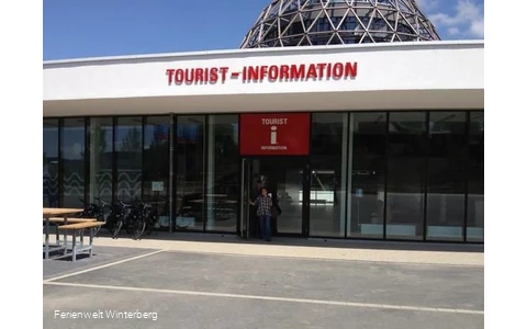 ferienweltwinterberg_2015_tourist-information-au-enansicht_sommer-3