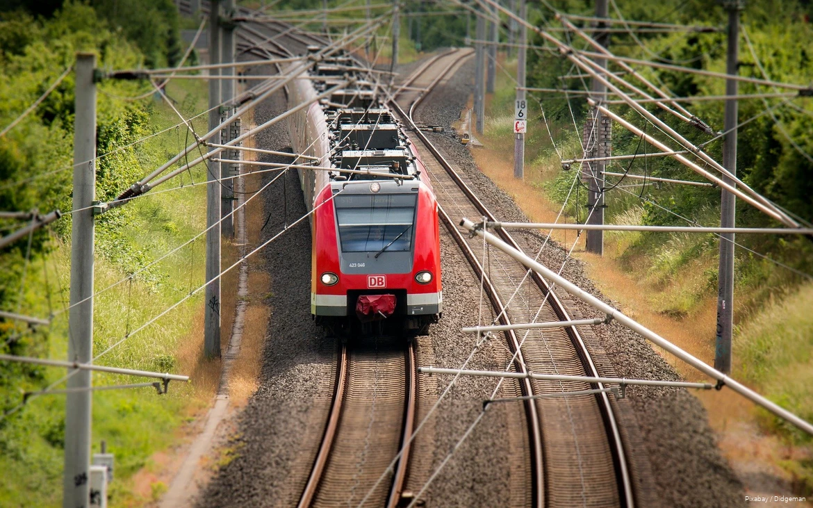 Ein Zug der Deutschen Bahn fährt durch die Landschaft.