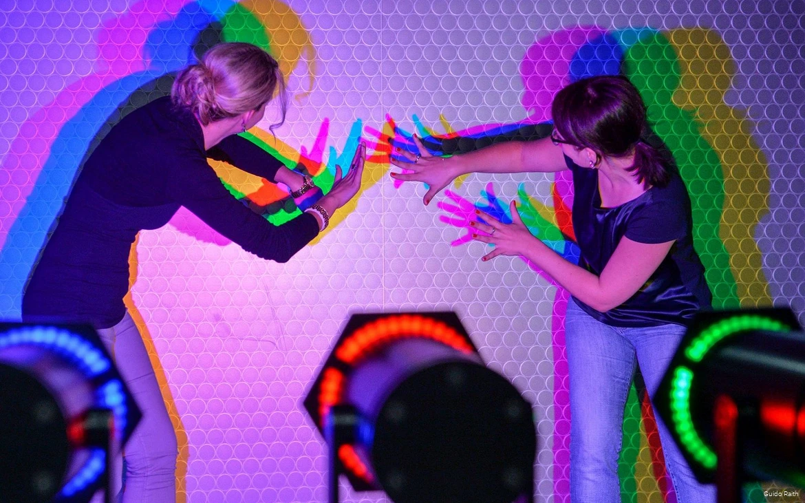 Zwei Frauen experimentieren mit Licht und Schatten.