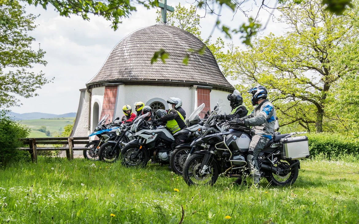 Motorradfahrer machen Pause an der Kapelle oberhalb von Braunshausen.