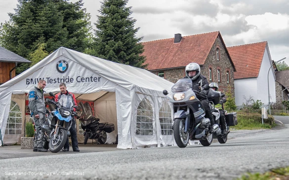Im BMW Testride-Center können Gäste die neuesten BMW-Motorräder ausgiebig testen.