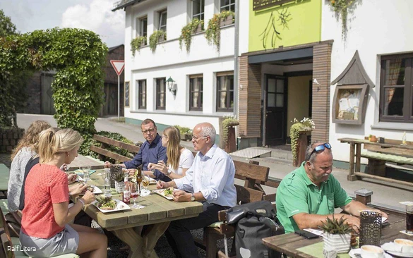 Gäste genießen ihr Essen in Steinbergs Außengastronomie.