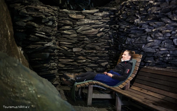 Eine Frau sitzt in der Höhle in Nordenau