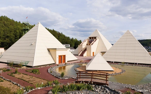 Blick auf die Sauerland-Pyramiden im Galileo-Park in Lennestadt-Meggen.