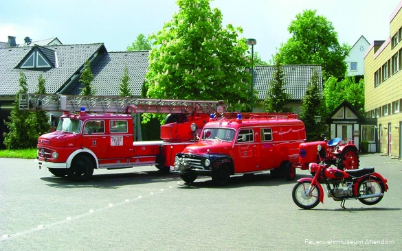 Alte historische Feuerwehrfahrzeuge vor dem Feuerwehrmuseum in Attendorn.