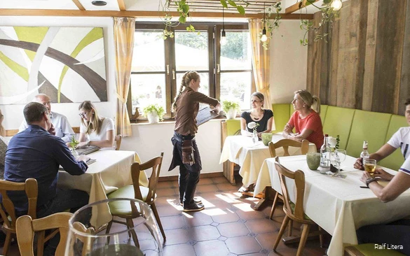 Gäste in Steinbergs Restaurant werden bedient.