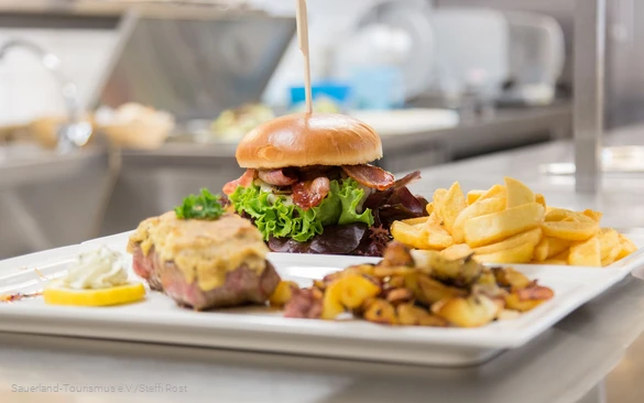 Leckere Gerichte wie Burger und Fleisch stehen im Hotel Haus Wiesengrund auf der Speisekarte.