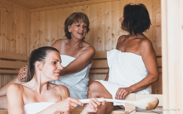Eine Gruppe Frauen beim Saunagang.