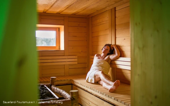 Eine Frau entspannt in der Sauna.