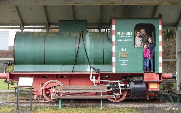 Die Familie auf einer historischen Lokomotive.