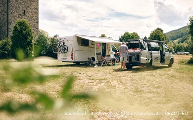 Zwei Familien beim Camping auf einem Stellplatz im Sauerland.