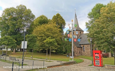 Dorfplatz mit Kirche Wiblingwerde für Sauerland