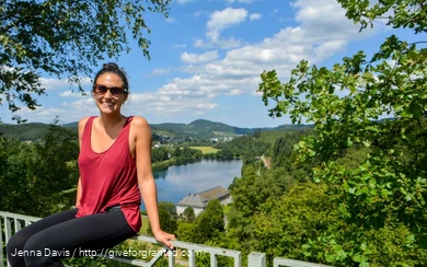 Reisebloggerin Jenna Davis zu Besuch am Sorpesee im Sauerland.