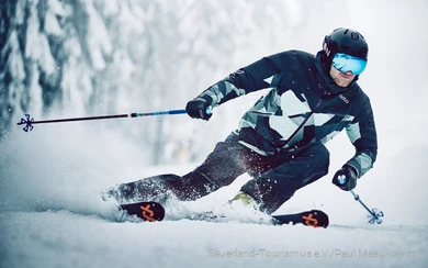 Ein Skifahrer auf der Piste in Winterberg.