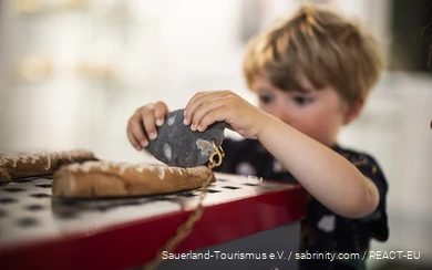 Eine Junge spielt an einer interaktiven Mitmach-Station des Südsauerlandmuseums in Attendorn.