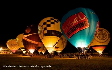 Zahlreiche atemberaubende Heißluftballons beim traditionellen Night Glow.