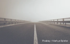 Blick auf eine Autobrücke im Nebel.