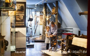 A mother explores the Südsauerlandmuseum in Attendorn with her children.