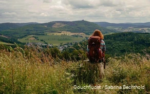 Bloggerin Sabrina Bechthold genießt das Panorama vom Briloner Kammweg.