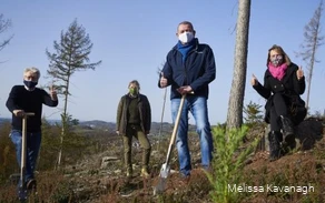 Die Kirchhoff-Gruppe pflanzt Bäume in der Nähe der Standorte ihrer Werke. Im Bild v.l.: Prof. Thomas Kirchhoff, Stadtförsterin Julia Borghoff, Wolfgang Kirchhoff und Friederike Kirchhoff.