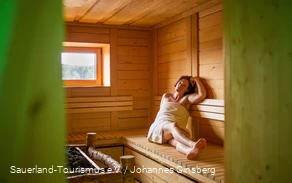 Eine Frau entspannt in der Sauna.