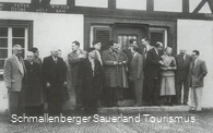 Zweites Gruppenbild des Dichtertreffens in Schmallenberg 1956. 