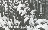 Hungernde Städter kehren vollbepackt nach einer Hamsterfahrt ins Sauerland heim, um 1945. 