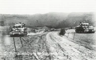 Amerikanische Panzer stoßen aus Sorpetal Richtung Holthausen vor. 