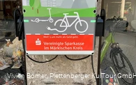 E-Bike Ladestation vor dem Wilhelm 9
