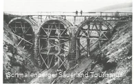 Bau der Eisenbahnbrücke am Donscheid bei Fredeburg im Jahre 1908. 