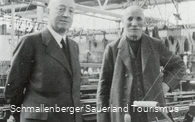Fabrikant Arthur Stern mit seinem Werkmeister Franz Störmann. 