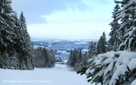 Blick auf die Stadt Schmallenberg vom Skihang aus