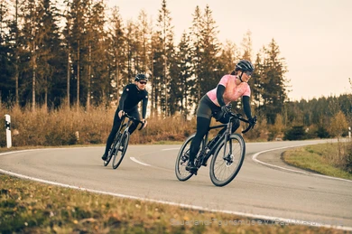 Zwei Rennradfahrer unterwegs im Sauerland