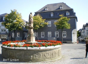 Petrusbrunnen mit Haus Hövener