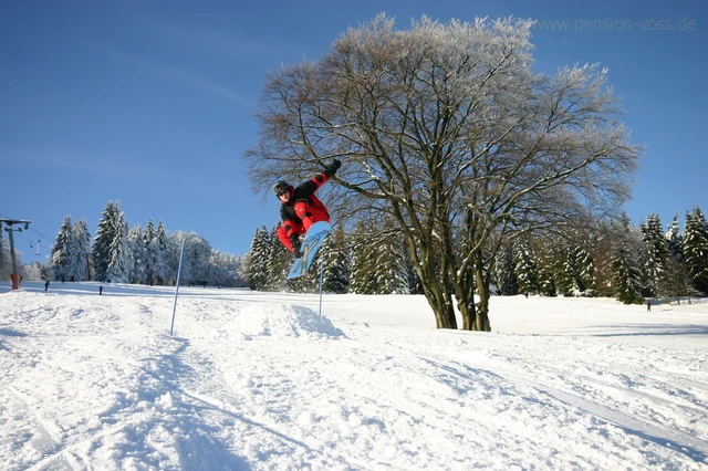 ChristianSchmidt_Skigebiet Eschenberg Niedersfeld Lift Snowboard Sprungschanze_Winter.jpg
