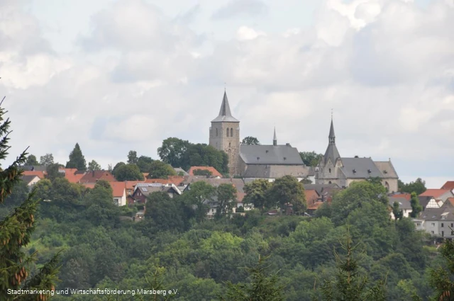 Blick nach Obermarsberg auf die Stiftskirche und die Nikolaikirche