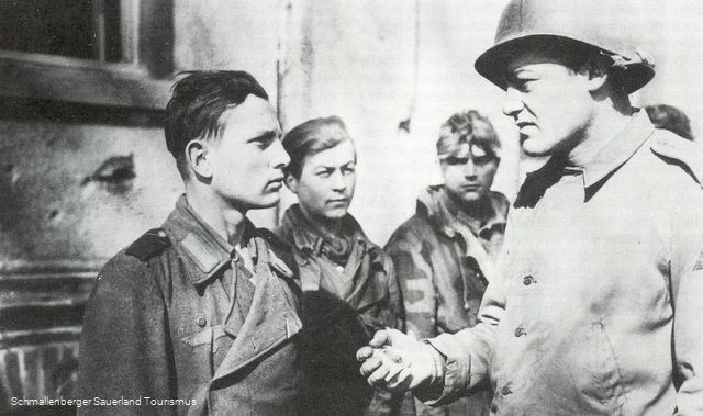 08. April 1945: Amerikanischer Soldat mit deutschen Kriegsgefangenen. 