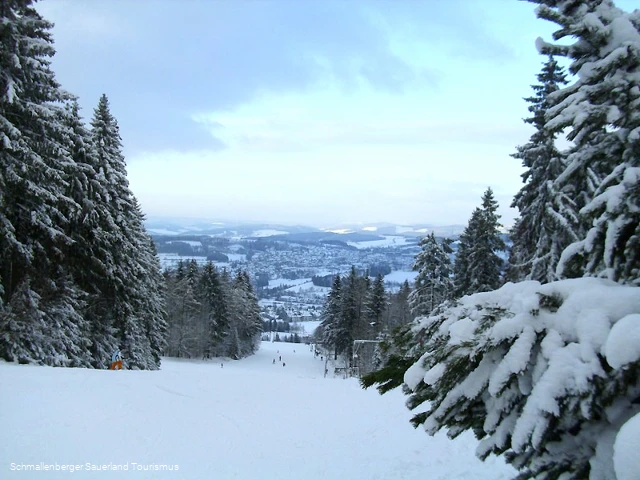 Blick auf die Stadt Schmallenberg vom Skihang aus