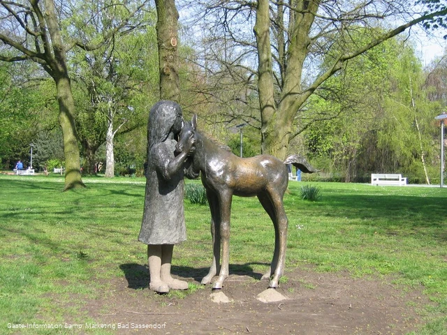 Mädchen mit Fohlen (Skulptur im Kurpark)