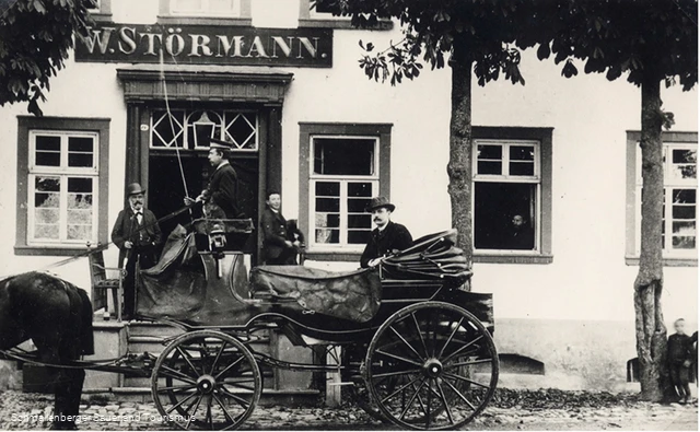 Kutsche vor Haus Störmann in Schmallenberg 1890.