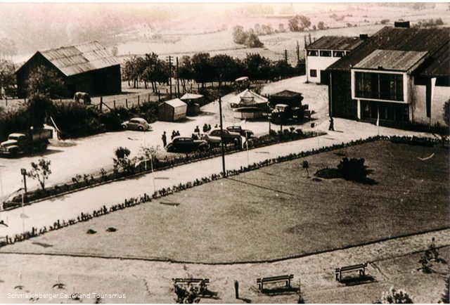 Die 1954 erbaute Stadthalle, rechts im Bild.